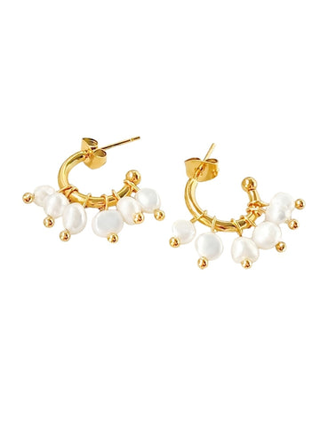 Pearl Arc Studs – Süßwasserperlen Ohrstecker in Gold, 18K vergoldeter Edelstahl