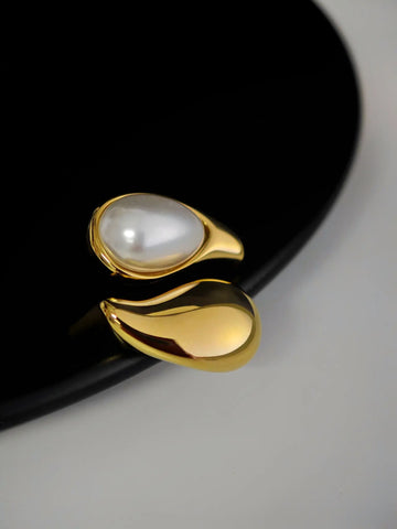 Goldener Tropfen Ring mit einer Perlmutt Perle - Lymaja