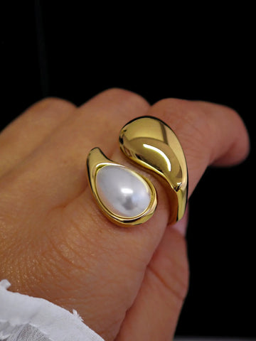 Goldener Tropfen Ring mit einer Perlmutt Perle - Lymaja