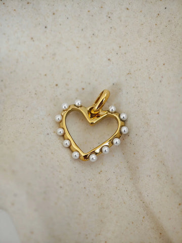 Herzförmiger Charm mit Perlmutt-Perlen Umrandung in Gold