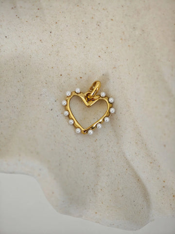 Herzförmiger Charm mit Perlmutt-Perlen Umrandung in Gold