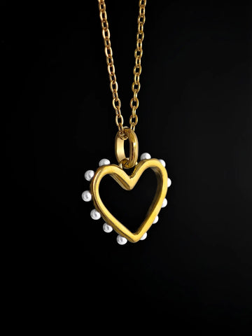 Goldene Halskette mit Herzförmigem Charm und einer Perlmutt-Perlen Umrandung