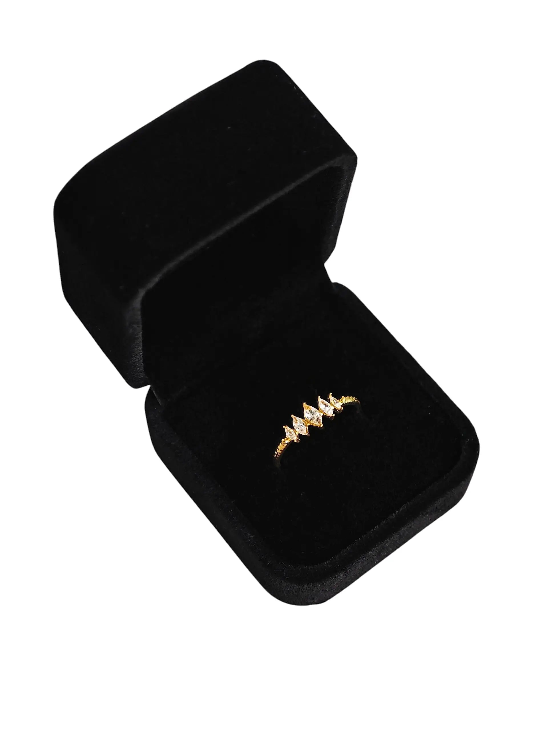 Schwarzes Ringetui aus Samt mit einem goldenen Ring geöffnet von Lymaja Jewelry