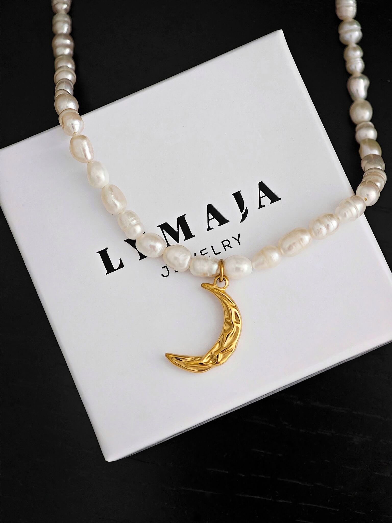 Chandra Süßwasserperlen Halskette mit einem Mond Charm Anhänger in Gold aus Edelstahl von Lymaja Jewelry