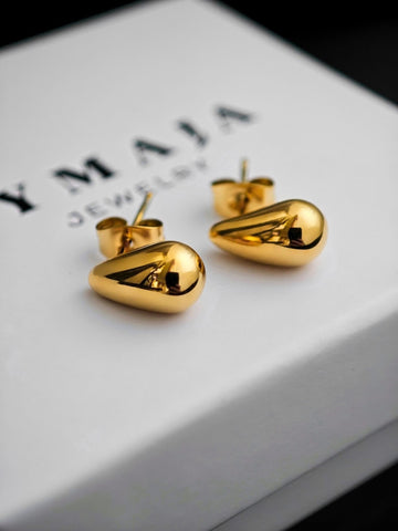 Mini Drop Ohrringe in gold mit einer Tropfen Form aus Edelstahl von Lymaja Jewelry