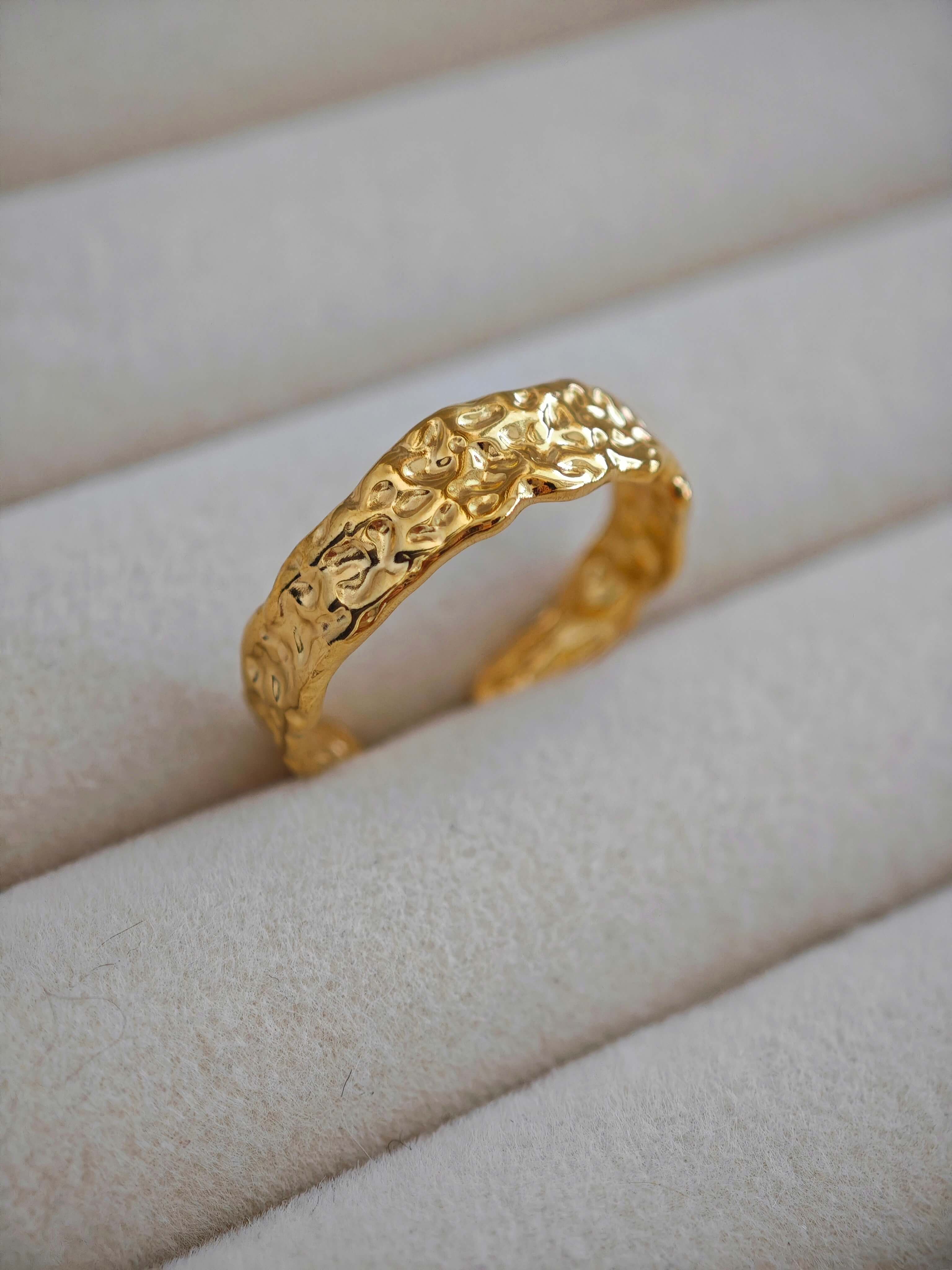 Bold Hammered Ring in gold mit einer gehämmerten Struktur aus Edelstahl von Lymaja Jewelry