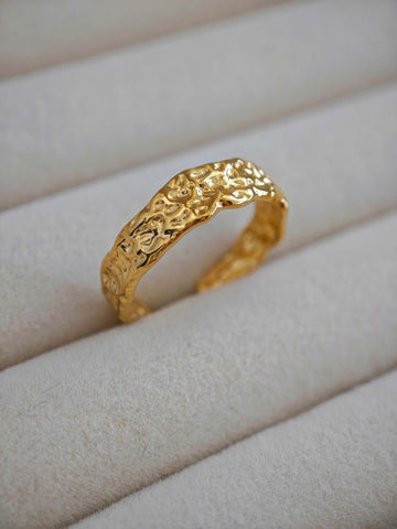 Bold Hammered Ring in gold mit einer gehämmerten Struktur aus Edelstahl von Lymaja Jewelry