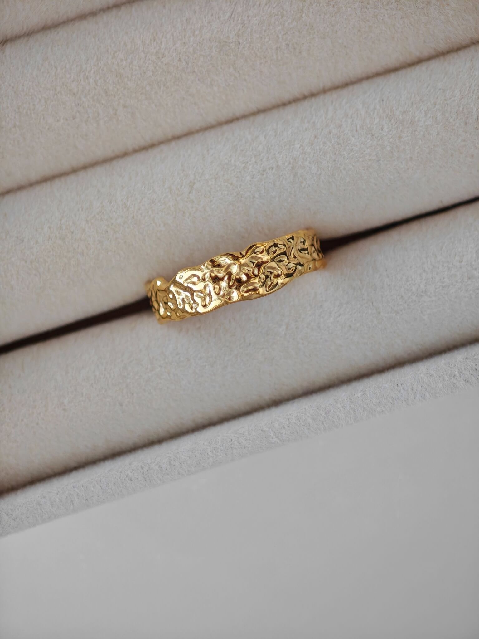 Bold Hammered Ring in gold mit einer gehämmerten Struktur aus Edelstahl von Lymaja Jewelry