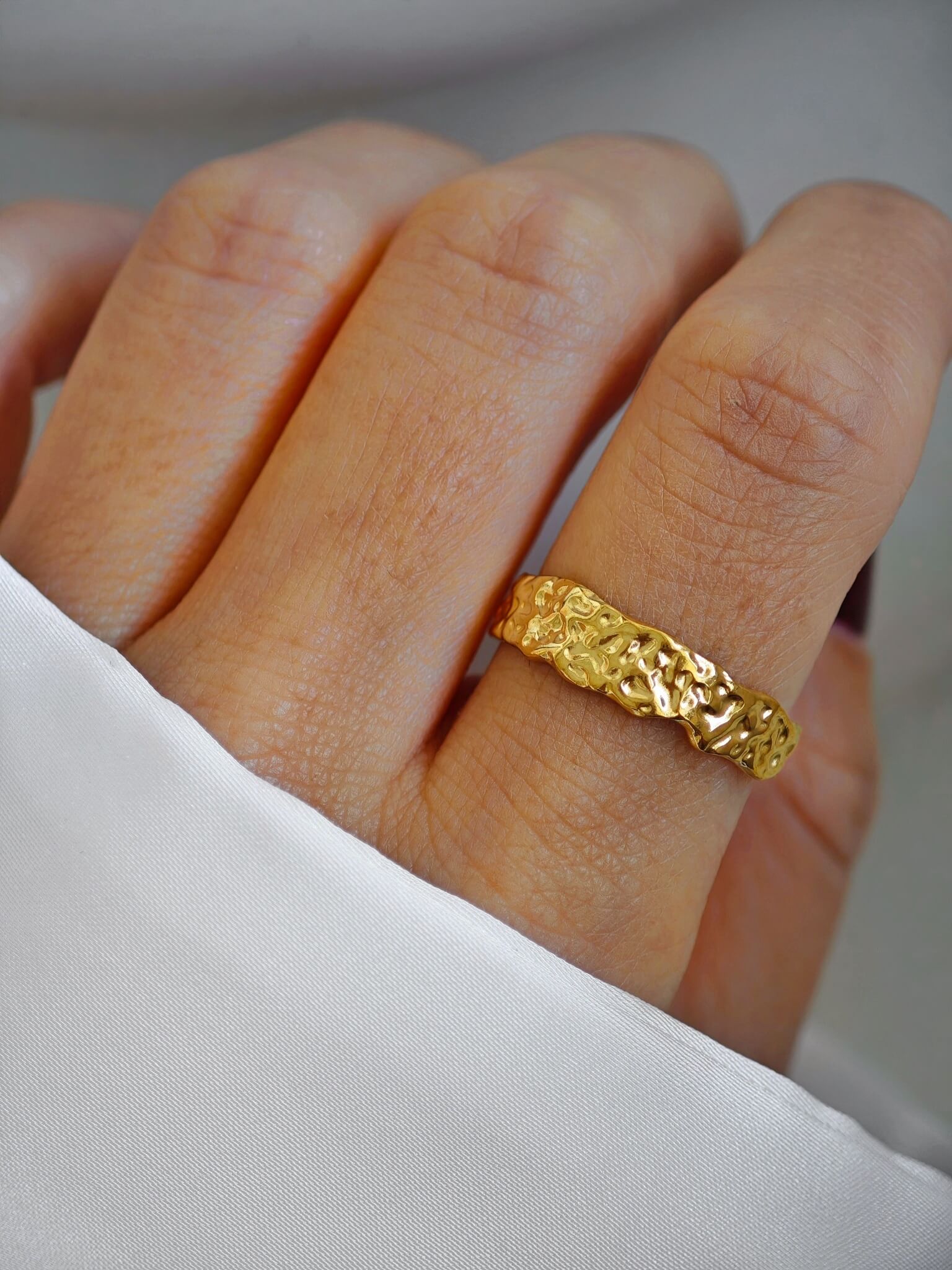 Bold Hammered Ring in gold mit einer gehämmerten Struktur aus Edelstahl von Lymaja Jewelry