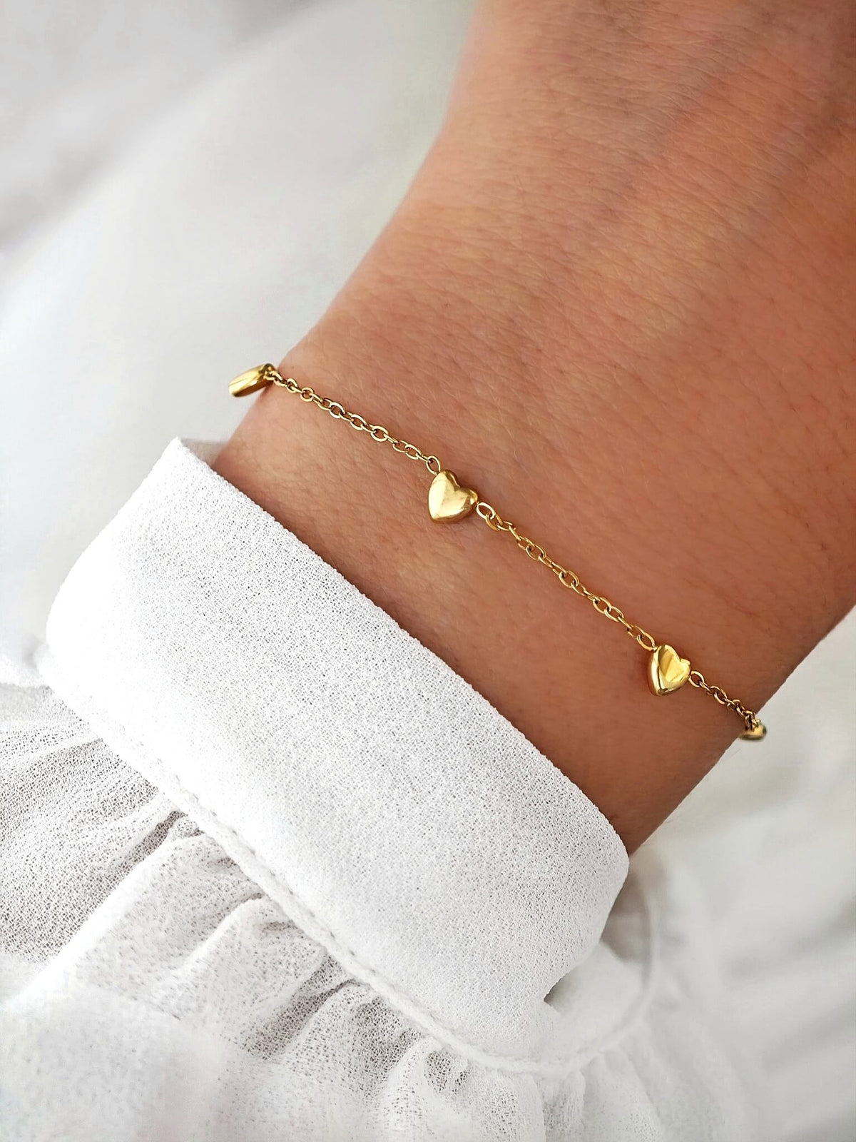 Lovely Heart Armkette mit kleinen Herzen in gold von Lymaja Jewelry