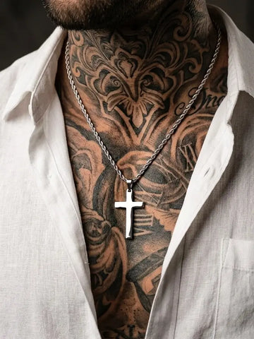 Mann trägt die silberne LYMAJA Rope Cross Halskette mit Kreuzanhänger zum modernen Hemd Outfit