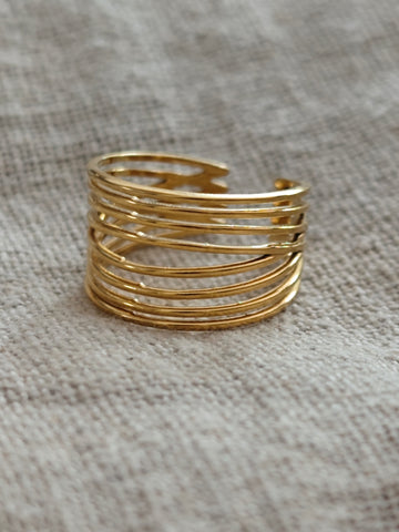 Goldener Ring mit Linien Struktur - Lymaja