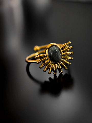 Goldener verstellbarer Ring in Halbsonnenform mit rundem, marmoriertem Schmuckstein in maritimem Blau
