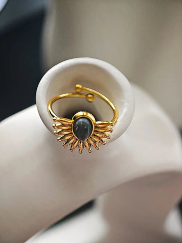 Goldener verstellbarer Ring in Halbsonnenform mit rundem, marmoriertem Schmuckstein in maritimem Blau

