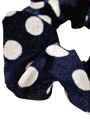 Samt Scrunchie Haargummi in Blau mit Punkten in einem Rockabilly Style von Lymaja Jewelry