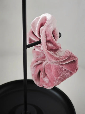 Samt Scrunchie in Blush Rosa weicher Haargummi von Lymaja Jewelry 
