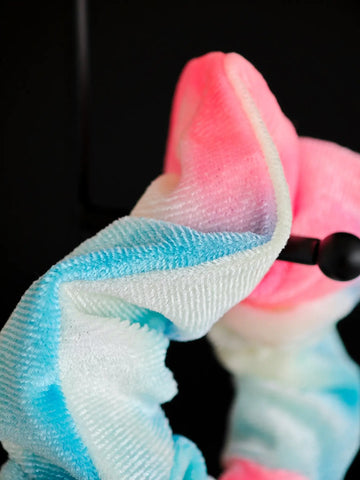 Samt Scrunchie in Hellblau rosanem Farbverlauf – LYMAJA