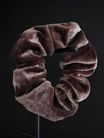 Weicher Samt Scrunchie Haargummi in Taupe Braun von LYMAJA