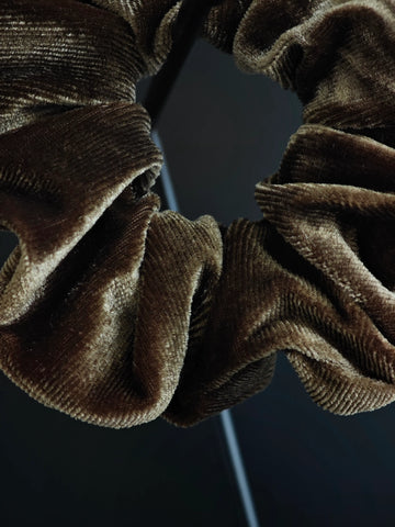 Weicher Samt Scrunchie Haargummi in Umbra Braun von LYMAJA