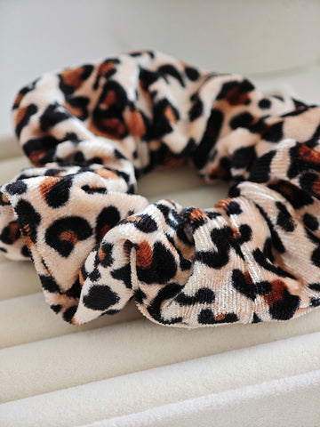 Weicher Samt Scrunchie Haargummi für Frauen mit Leoparden Muster von Lymaja Jewelry 