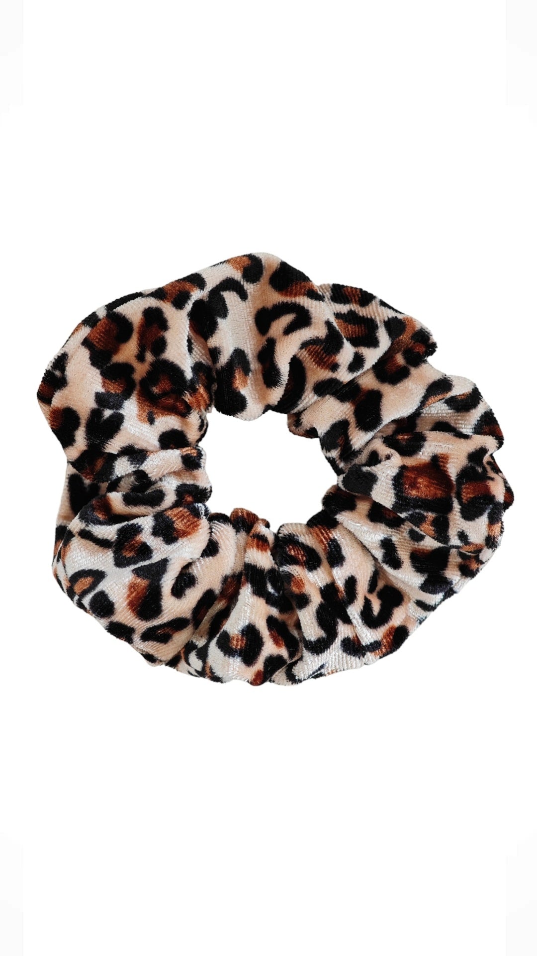 Weicher Samt Scrunchie Haargummi für Frauen mit Leoparden Muster von Lymaja Jewelry 