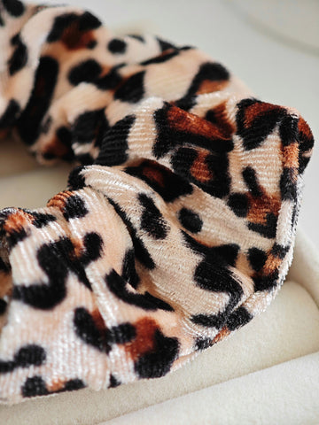 Weicher Samt Scrunchie Haargummi für Frauen mit Leoparden Muster von Lymaja Jewelry 