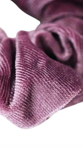Weicher Samt Scrunchie Haargummi in Mauve von Lymaja 