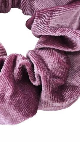 Weicher Samt Scrunchie Haargummi in Mauve von Lymaja 