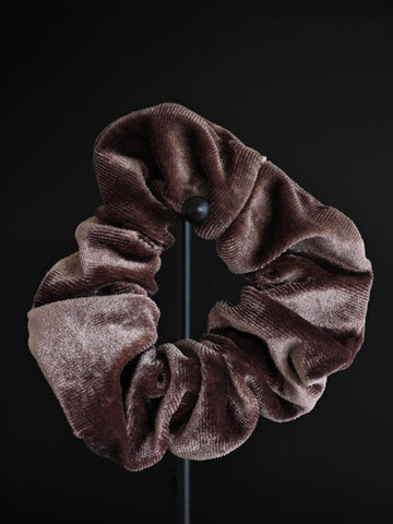 Weicher Samt Scrunchie Haargummi in Taupe Braun von LYMAJA