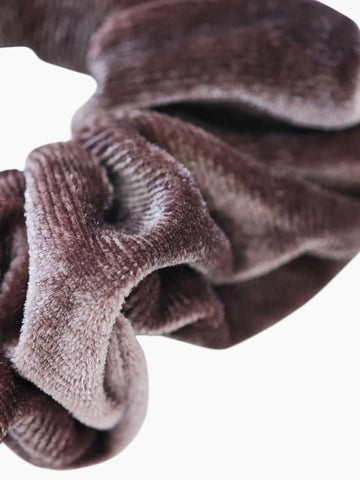 Weicher Samt Scrunchie Haargummi in Taupe Braun von LYMAJA