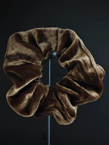 Weicher Samt Scrunchie Haargummi in Umbra Braun von LYMAJA