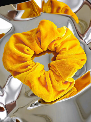 Weicher Samt Scrunchie in Sonnen gelb aus Polyester für Frauen von Lymaja Jewelry 
