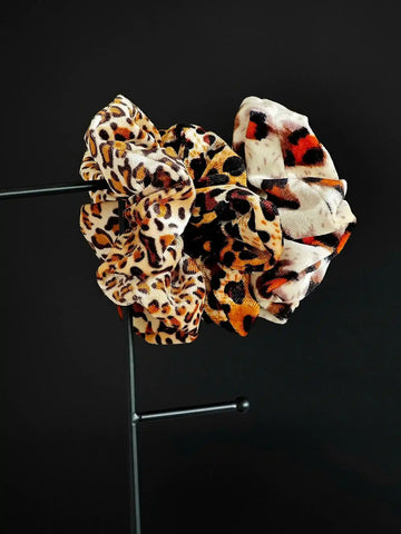 Weicher Samt Scrunchie Haargummi für Frauen mit Tiger Muster von Lymaja Jewelry 