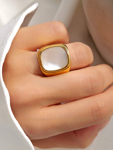 Großer Siegel Ring in gold mit einer Perlmutt Muschel Oberfläche