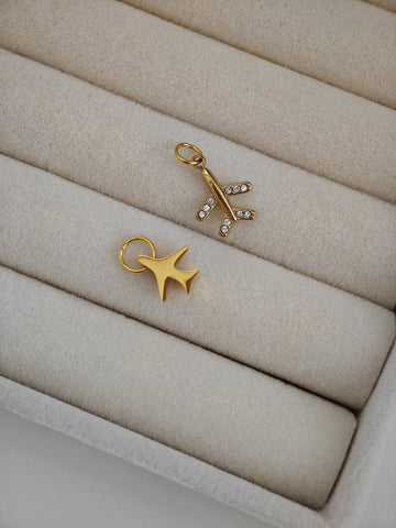 Vergoldeter Flugzeug Charm aus Edelstahl mit Zirkonia-Flügeln
