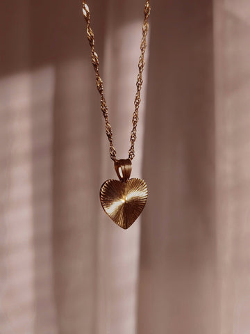 Shiny Heart Halskette in Gold aus 18k vergoldetem Edelstahl mit geriffeltem Herz-Anhänger an gedrehter Singapurkette