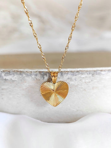 Shiny Heart Halskette in Gold aus 18k vergoldetem Edelstahl mit geriffeltem Herz-Anhänger an gedrehter Singapurkette