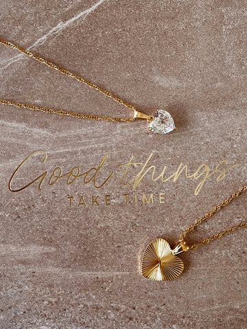 Shiny Heart Halskette in Gold aus 18k vergoldetem Edelstahl mit geriffeltem Herz-Anhänger an gedrehter Singapurkette