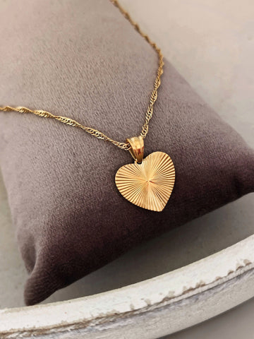 Shiny Heart Halskette in Gold aus 18k vergoldetem Edelstahl mit geriffeltem Herz-Anhänger an gedrehter Singapurkette