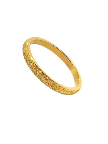 Shiny Ring in gold aus Edelstahl mit einer glitzernden Oberfläche von Lymaja Jewelry 