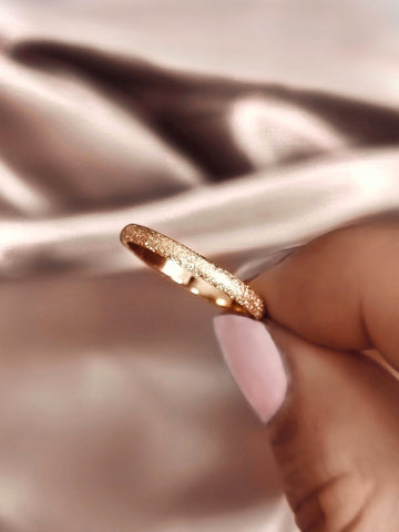 Shiny Ring in gold aus Edelstahl mit einer glitzernden Oberfläche von Lymaja Jewelry 