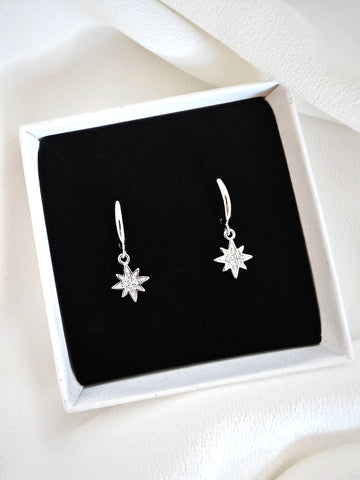 Starlight Hoops – Huggie-Creolen aus 925 Sterling Silber mit Stern-Anhänger & Zirkonia - LYMAJA