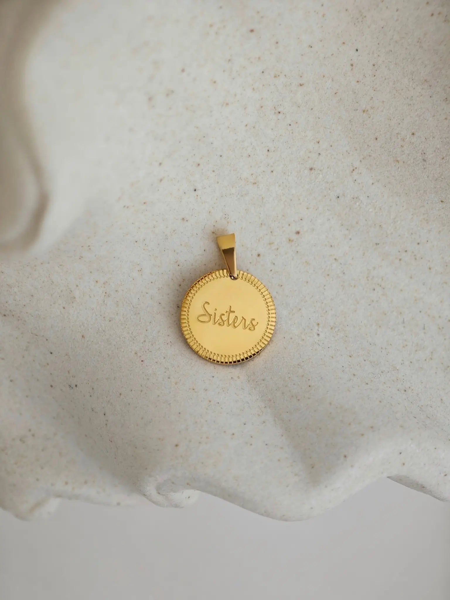 Gravierter Sister Coin Charm aus Edelstahl in Gold mit Schwestern Gravur - LYMAJA