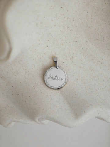 Gravierter Sister Coin Charm aus Edelstahl in Silber mit Schwestern Gravur - LYMAJA