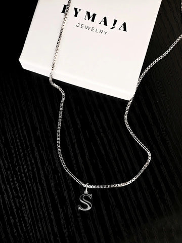 Slim Box Letter Chain in Silber – feine 1,2 mm Boxkette mit 10 mm Buchstaben Charm - LYMAJA