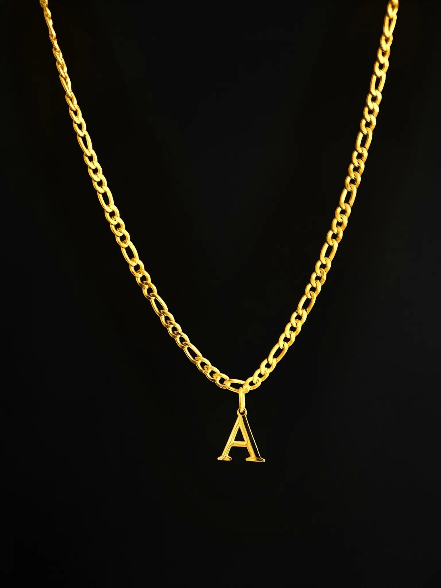 Slim Figaro Letter Chain – 3mm Halskette aus Edelstahl mit 10mm Letter Charm A–Z in Gold -LYMAJA