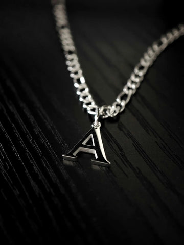 Slim Figaro Letter Chain – 3mm Halskette aus Edelstahl mit 10mm Letter Charm A–Z in Silber -LYMAJA