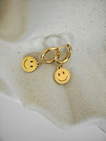 Runde Huggie Ohrringe in Gold mit Smiley Plättchen