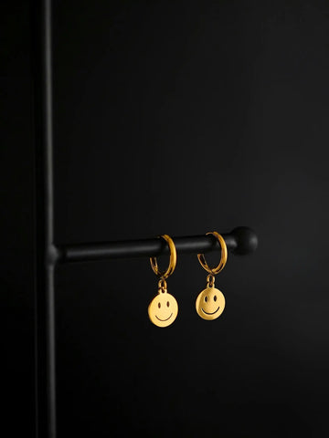 Runde Huggie-Ohrringe in Gold mit Smiley-Plättchen