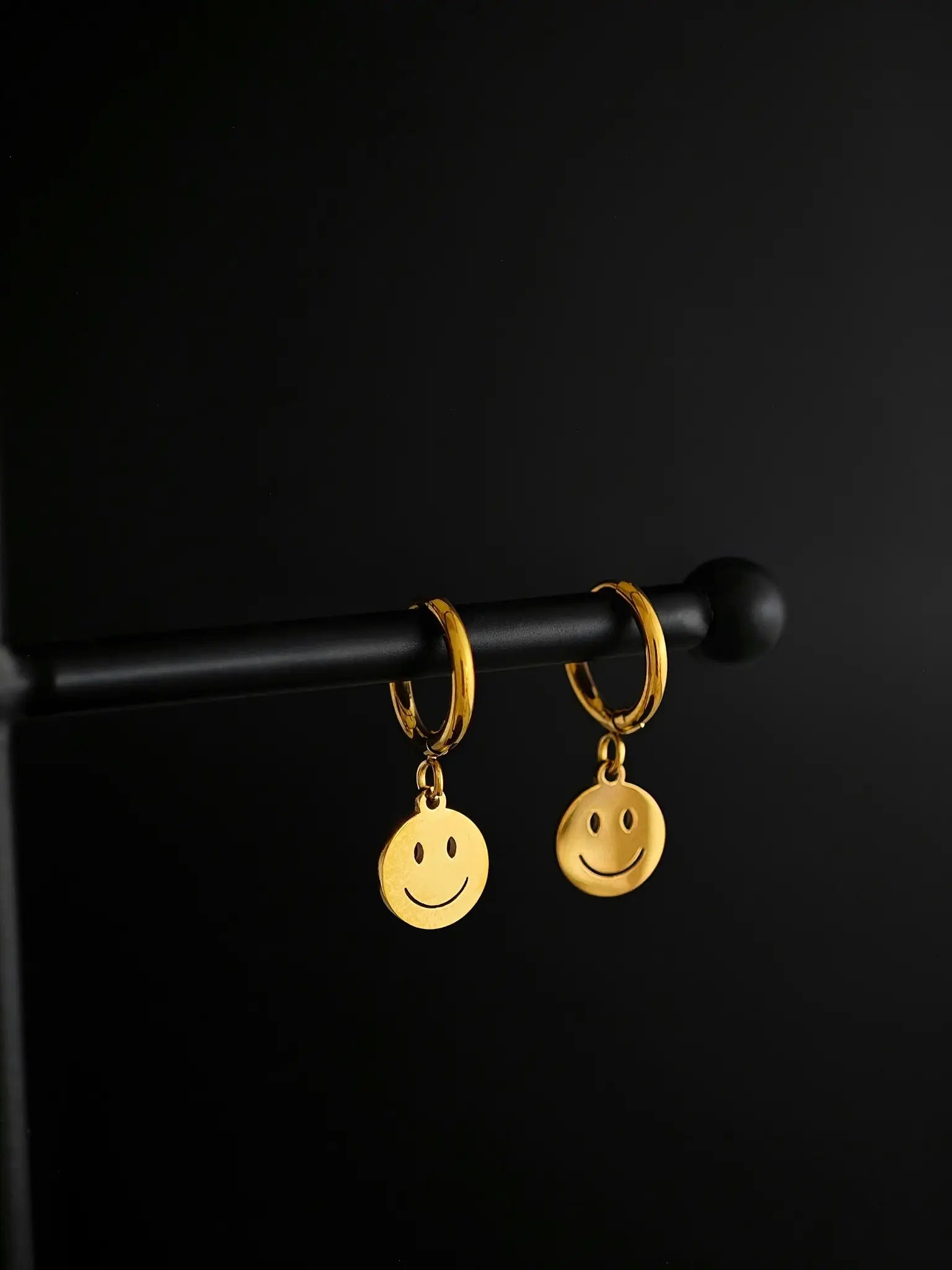 Runde Huggie-Ohrringe in Gold mit Smiley-Plättchen